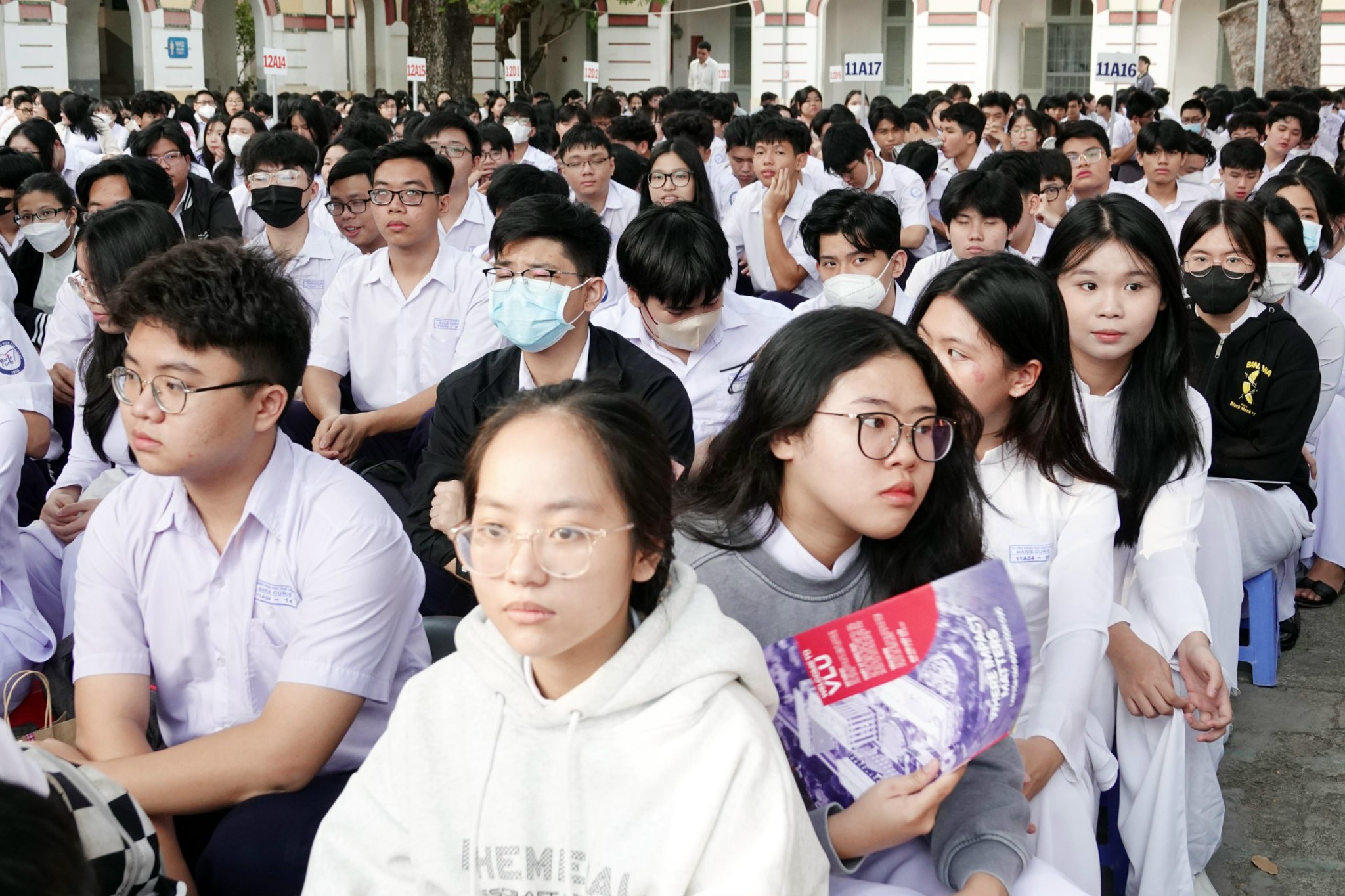 Công bố điểm sàn ngành y khoa, có trường chỉ xét thí sinh không quá 27 tuổi- Ảnh 1. Học sinh lớp 12 sẽ tham gia kỳ thi tốt nghiệp THPT và xét tuyển ĐH năm nay
