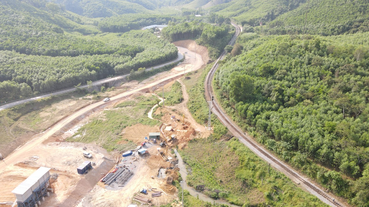 Công nhân dựng lán trong rừng, bạt nút mở đường tàu xuyên đèo Khe Nét- Ảnh 1. Công nhân dựng lán trong rừng, bạt nút mở đường tàu xuyên đèo Khe Nét- Ảnh 1.