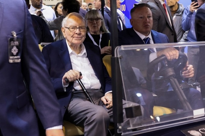 Warren Buffett tại nơi tổ chức ĐHCĐ Berkshire Hathaway hôm 3/5. Ảnh: Reuters