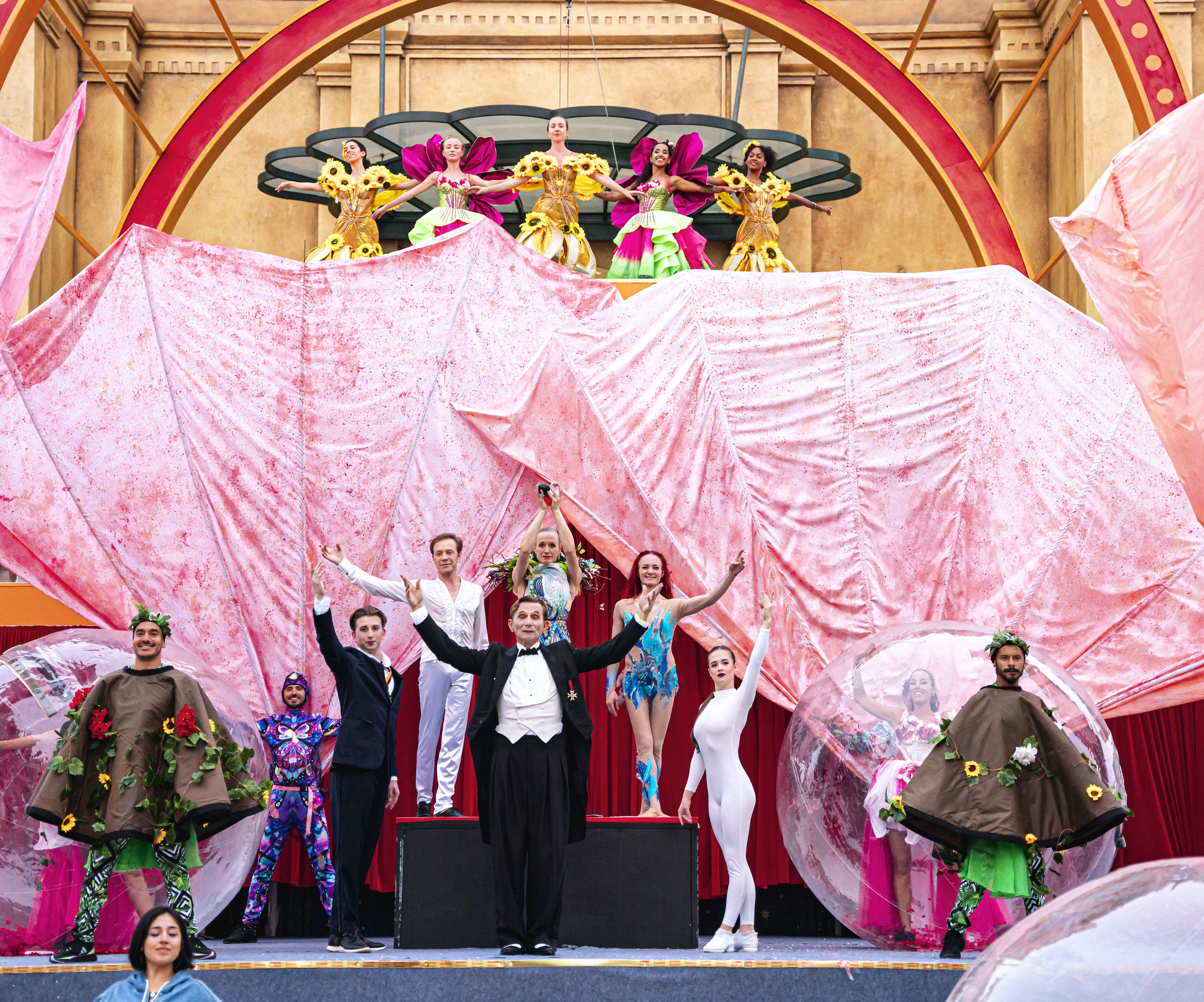 Công viên Châu Á Đà Nẵng đổi tên, mở show diễn đẳng cấp thế giới- Ảnh 1. Đoàn xiếc Cirque Du Soleil từng hội tụ tại Sun World Ba Na Hills sẽ biểu diễn tại Da Nang Downtown - Ảnh: T. NGHĨA