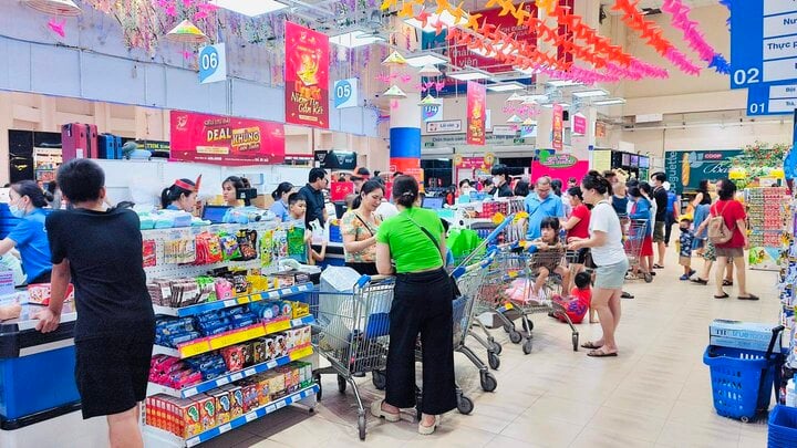 Khách hàng mua sắm tại Co.opmart Quảng Bình.