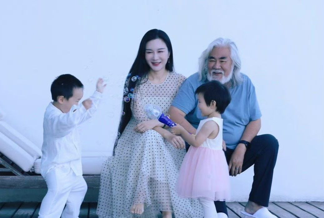 Cụ ông 72 tuổi chăm vợ kém 30 tuổi ốm nghén, mạng xã hội xôn xao - Ảnh 1. Cụ ông 72 tuổi chăm vợ kém 30 tuổi ốm nghén, mạng xã hội xôn xao - Ảnh 1.