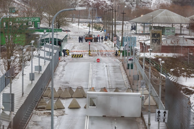 Con đường qua biên giới Nga - Estonia ở Narva đóng cửa từ ngày 1/2. Ảnh: Reuters