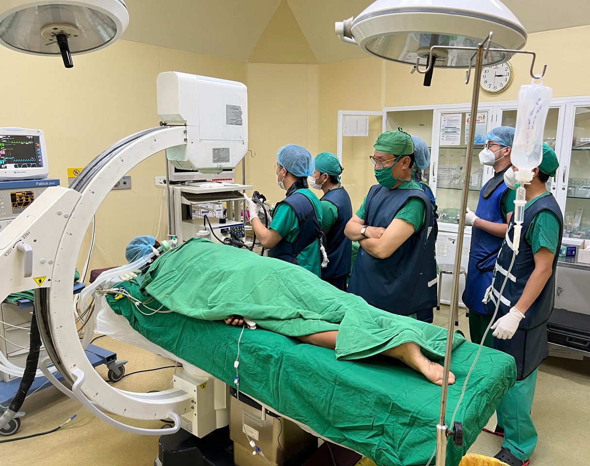 Cứu người đàn ông bị ung thư tụy xâm lấn gây tổn thương tắc mật- Ảnh 1. Ê kíp các bác sĩ trong quá trình thực hiện can thiệp cho bệnh nhân
