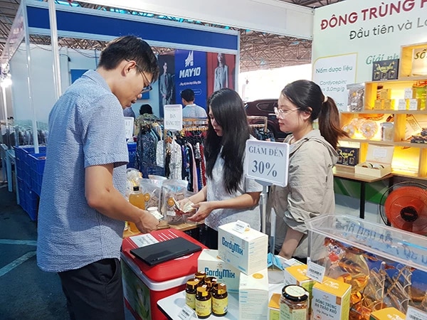 Các doanh nghiệp trên địa bàn Đà Nẵng đang đẩy mạnh nhiều chương trình khuyến mại, kích cầu phục vụ nhu cầu của người dân và khách du lịch.