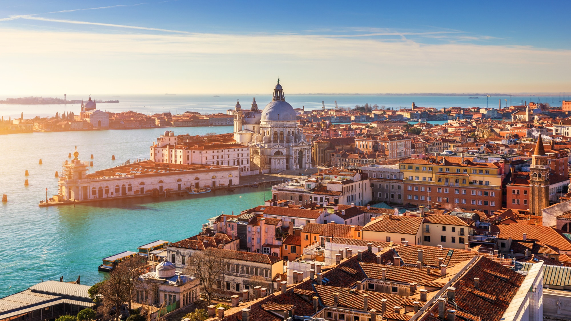 Thành phố Venice (Ý) gây tranh cãi khi áp dụng mức phí 5,4 USD dành cho khách tham quan trong ngày kể từ 25-4 - Ảnh: PLUM GUIDE