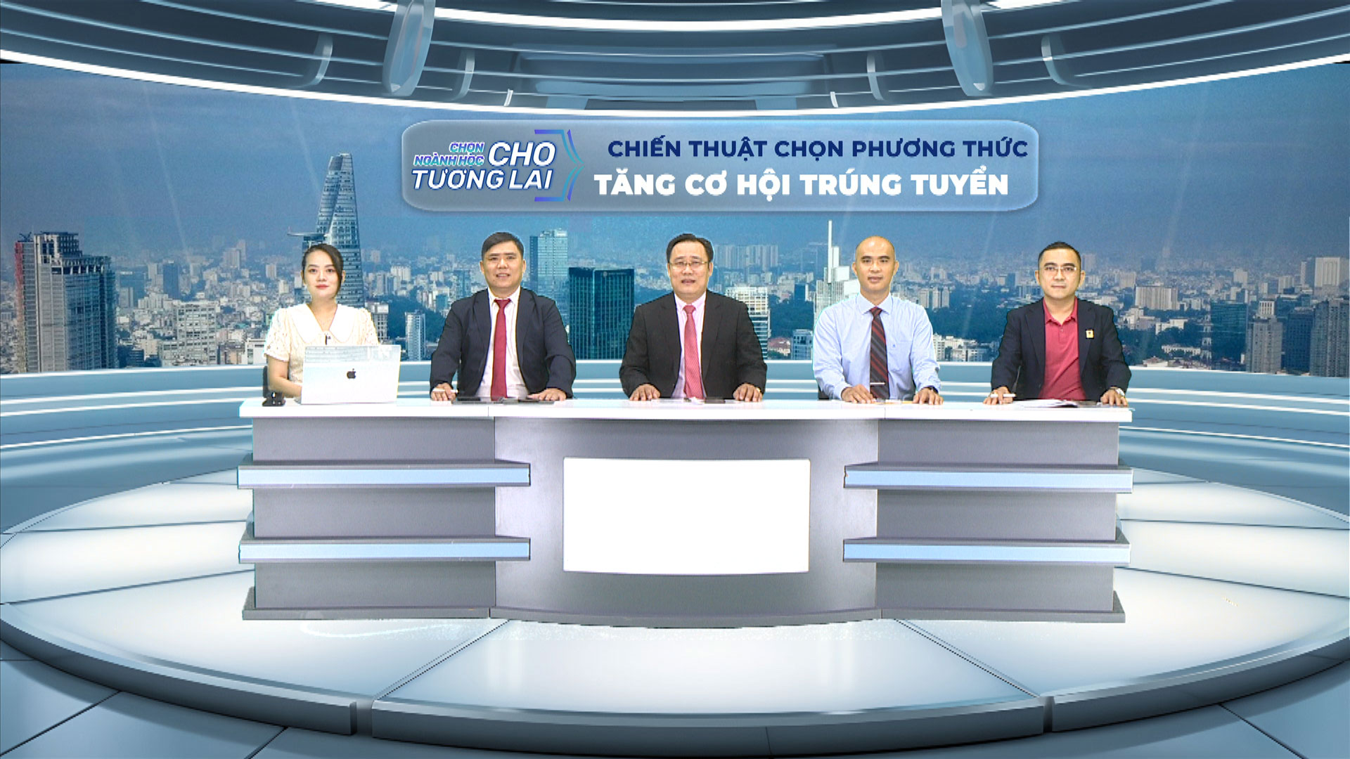 Đã trúng tuyển bằng học bạ có được xét thêm điểm thi tốt nghiệp THPT?- Ảnh 2. Đại diện các trường ĐH giải đáp thắc mắc tại chương trình