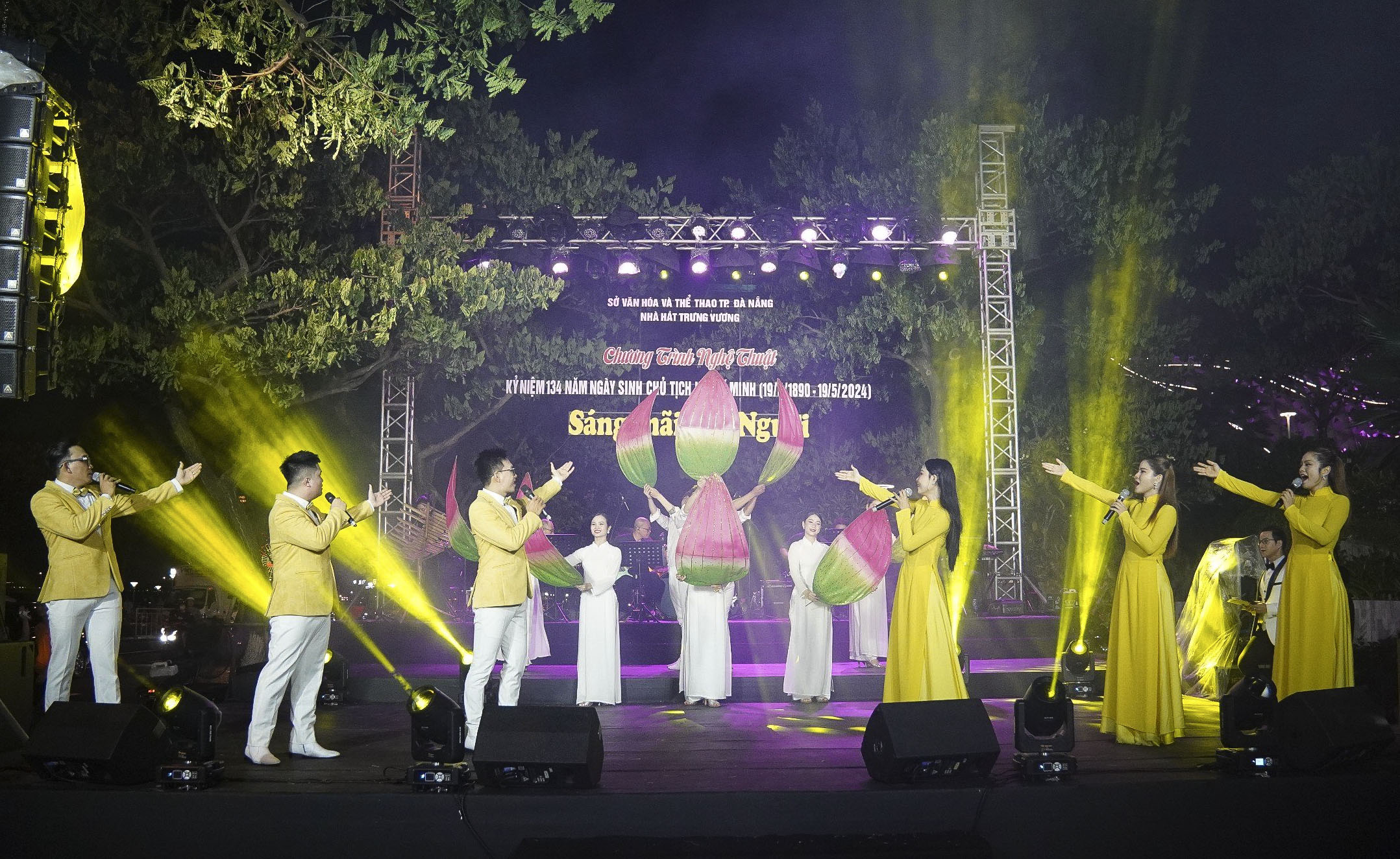 Đặc sắc chương trình nghệ thuật "Sáng mãi tên Người" - Ảnh 1. Đặc sắc chương trình nghệ thuật "Sáng mãi tên Người" - Ảnh 1.