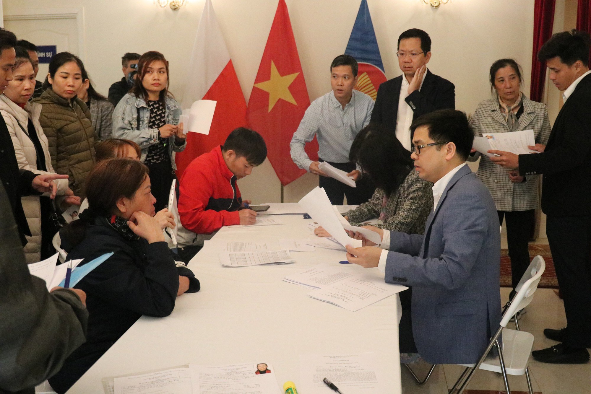 Đại sứ quán Việt Nam cấp lại giấy tờ cho người Việt ảnh hưởng bởi vụ cháy- Ảnh 1. Đại sứ quán Việt Nam cấp lại giấy tờ cho người Việt ảnh hưởng bởi vụ cháy- Ảnh 1.