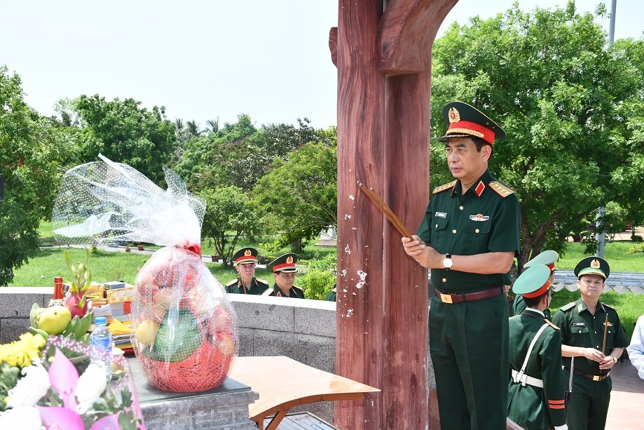 Đại tướng Phan Văn Giang dâng hương, tri ân các anh hùng liệt sĩ tại Quảng Trị- Ảnh 1. Đại tướng Phan Văn Giang, Bộ trưởng Bộ Quốc phòng và Đoàn đại biểu Quân ủy Trung ương, Bộ Quốc phòng thành kính dâng hương tri ân các anh hùng liệt sĩ tại Thành cổ Quảng Trị