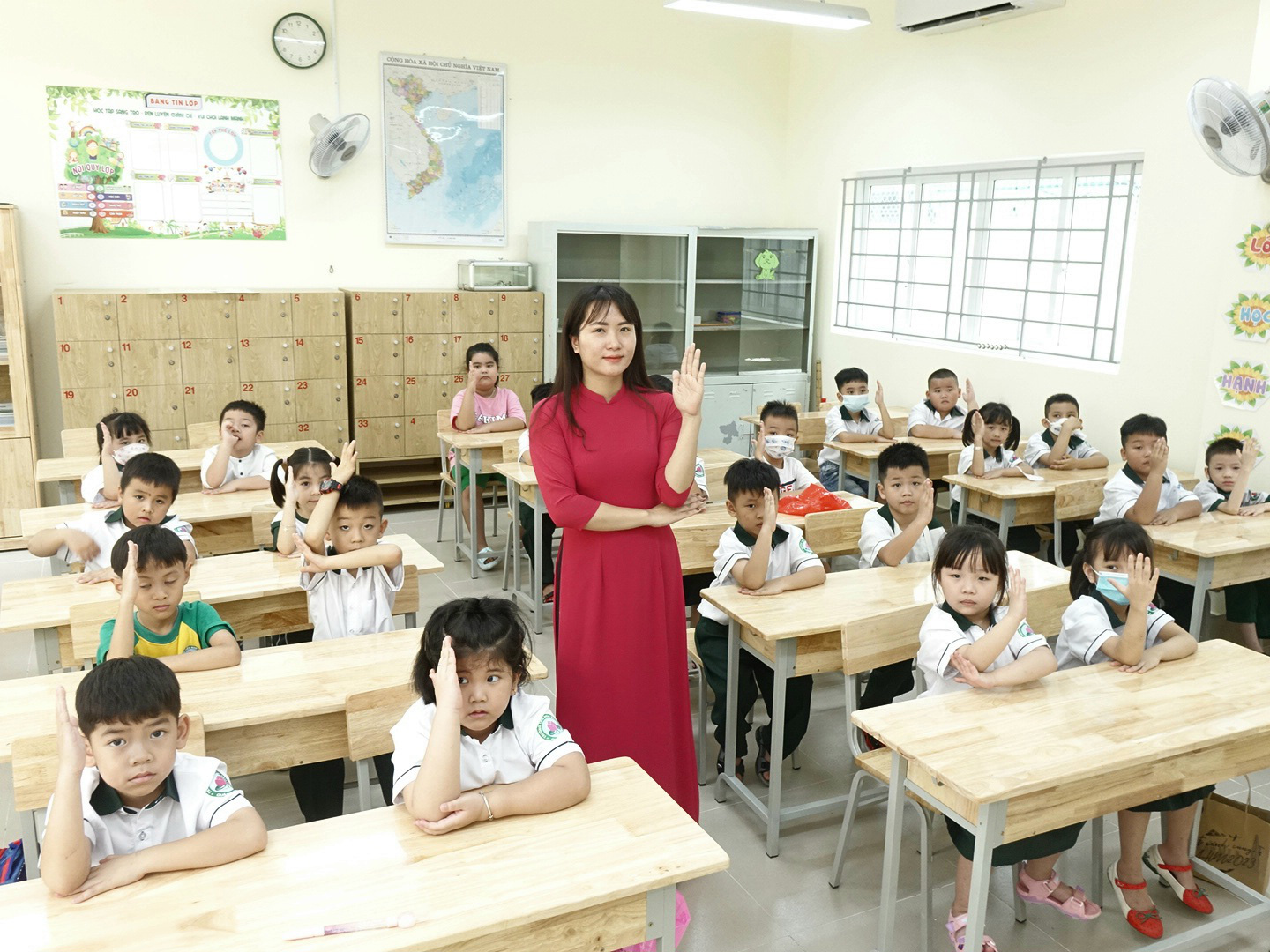 Đang ở quận 3 nhưng trang web tuyển sinh 'đẩy về' quận 10 học, làm sao?- Ảnh 1. Học sinh tập nề nếp trong ngày tựu trường năm học 2023-2024 - Ảnh: NHƯ HÙNG