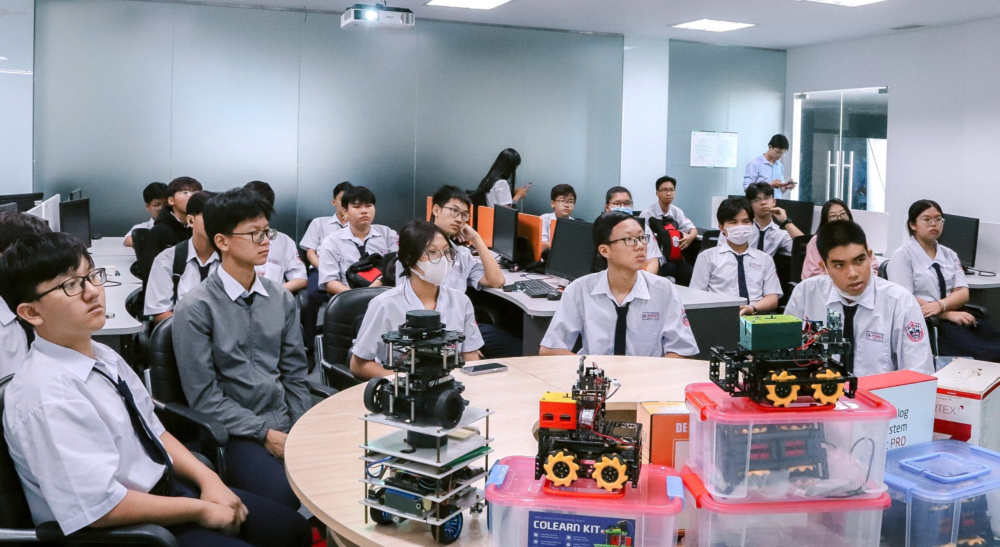 Dành 1 tỉ đồng mỗi năm tặng học bổng cho sinh viên ngành thiết kế vi mạch- Ảnh 1. Học sinh tìm hiểu thông tin về ngành thiết kế vi mạch và thông tin tuyển sinh 2024 tại Trường đại học Công nghệ thông tin (Đại học Quốc gia TP.HCM) - Ảnh: TRỌNG KHANH