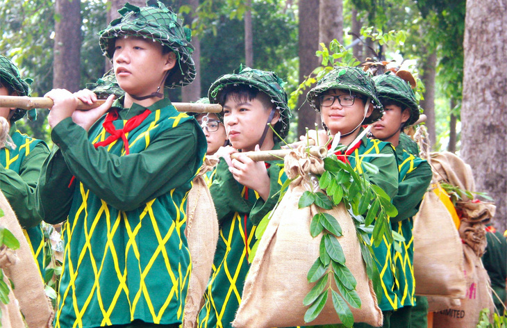 Học sinh TP.HCM tái hiện hình ảnh bộ đội Cụ Hồ tham gia chiến dịch lịch sử Điện Biên Phủ 70 năm trước - Ảnh: C.TRIỆU Học sinh TP.HCM tái hiện hình ảnh bộ đội Cụ Hồ tham gia chiến dịch lịch sử Điện Biên Phủ 70 năm trước - Ảnh: C.TRIỆU
