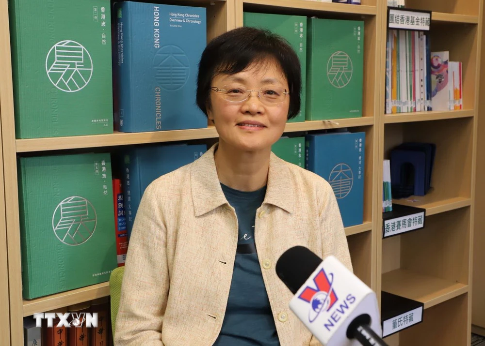 Tiến sỹ Tôn Văn Bân, Giám đốc Trung tâm Biên niên sử Hong Kong trả lời phỏng vấn của PV TTXVN. (Ảnh: Xuân Vịnh/TTXVN)