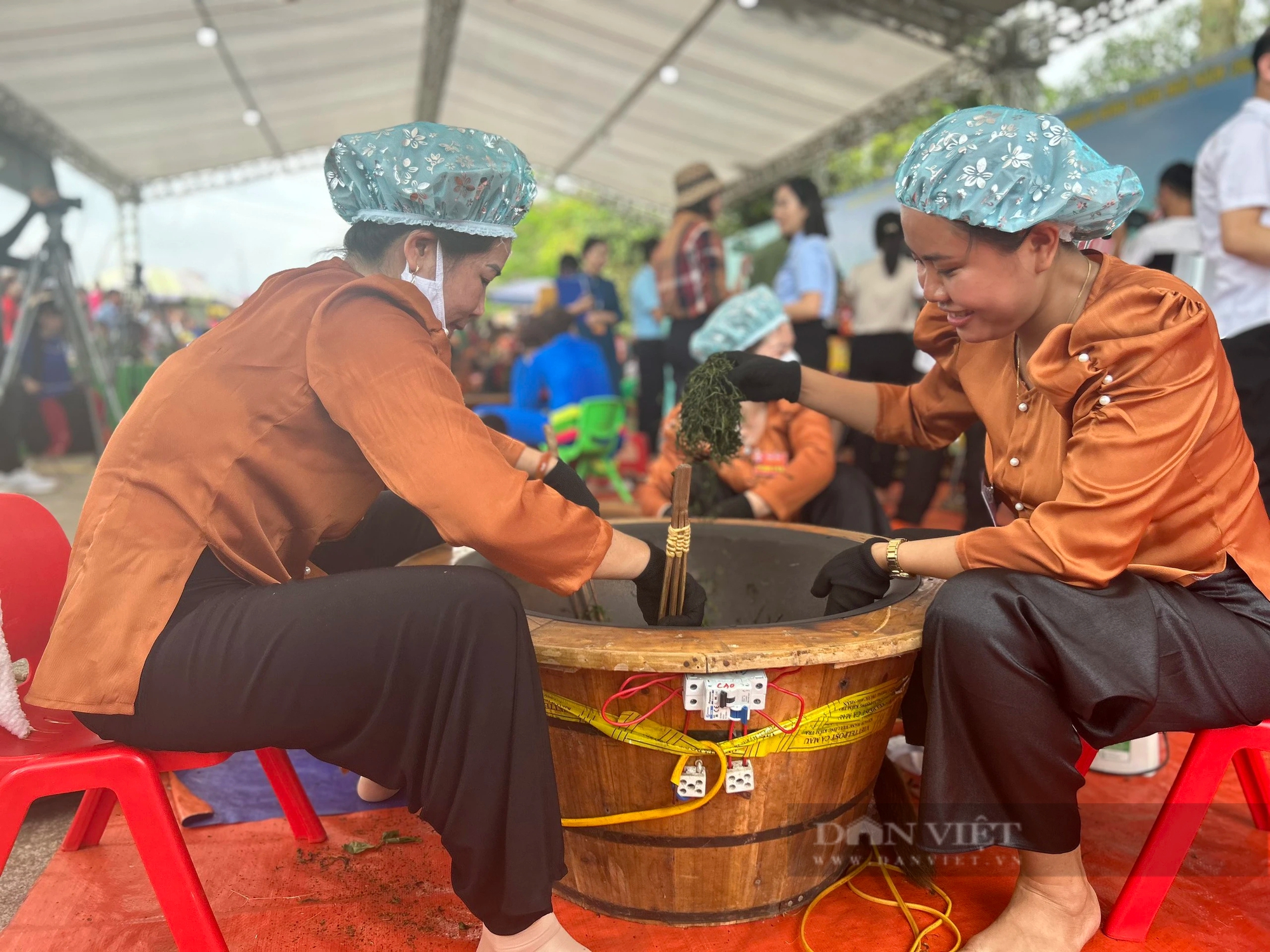 Đấu giá toàn bộ sản phẩm trà trong hội thi Đấu giá toàn bộ sản phẩm trà trong hội thi
