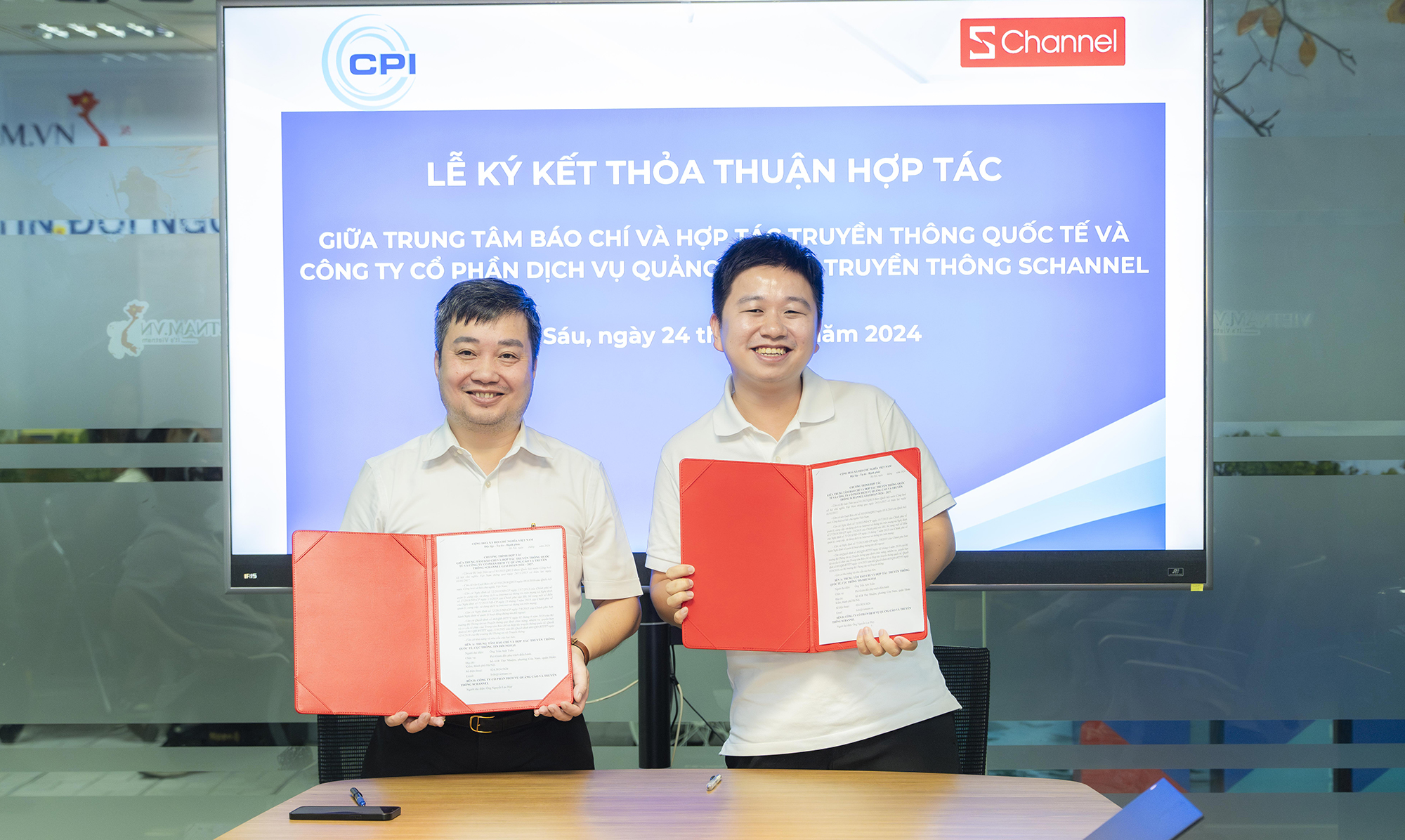 Ông Trần Anh Tuấn (trái), đại diện Cục Thông tin đối ngoại và ông Nguyễn Lạc Huy (phải), Giám đốc Schannel Network tại buổi ký hợp tác Ông Trần Anh Tuấn (trái), đại diện Cục Thông tin đối ngoại và ông Nguyễn Lạc Huy (phải), Giám đốc Schannel Network tại buổi ký hợp tác