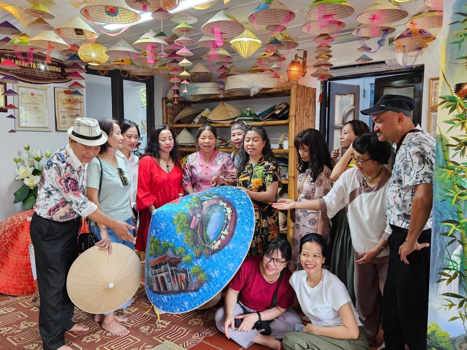Khách du lịch tham quan, mua sắm tại cơ sở sản xuất nón lá làng Chuông của nghệ nhân Tạ Thu Hương (xã Phương Trung, huyện Thanh Oai). Ảnh: Ngọc Ánh