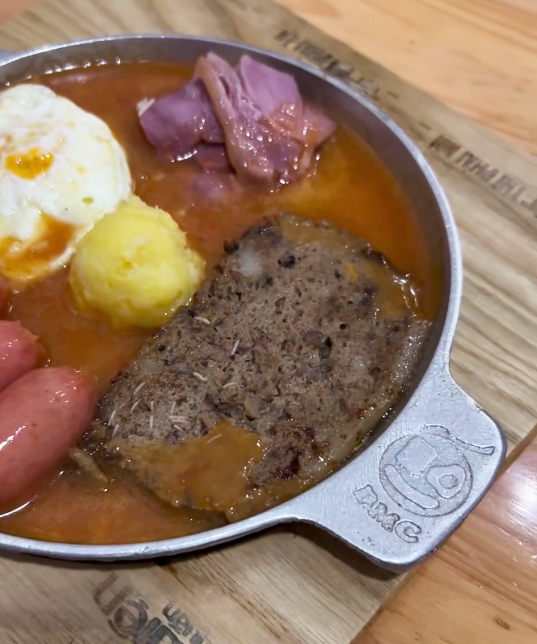 Đi ăn bánh mì chảo, khách tá hỏa phát hiện pate lúc nhúc dòi- Ảnh 1. Thực khách tá hỏa với miếng pate lúc nhúc dòi khi đi ăn bánh mì chảo tại cửa hàng Cột Điện Quán cơ sở Thái Bình - Ảnh cắt từ video