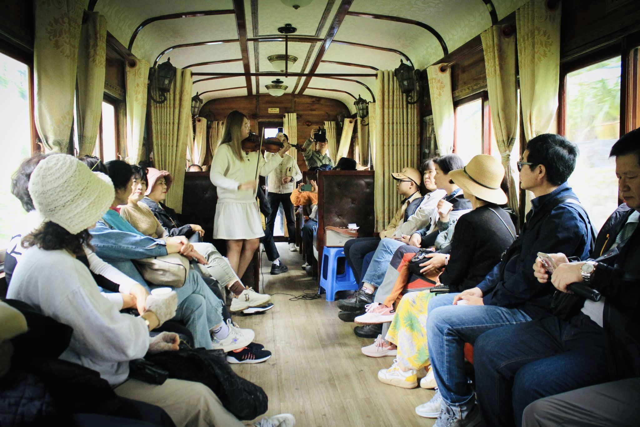 Đi tàu cổ Đà Lạt, khách được uống trà, xem biểu diễn nhạc cụ miễn phí- Ảnh 1. Đi tàu cổ Đà Lạt, khách được uống trà, xem biểu diễn nhạc cụ miễn phí- Ảnh 1.