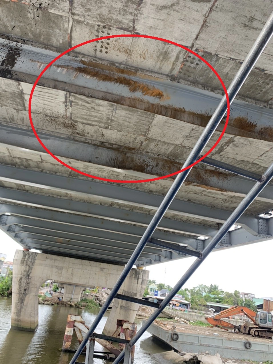 Sà lan va hỏng cầu Măng Thít: Điều chỉnh tải trọng xe được phép qua cầu- Ảnh 1. Sà lan va hỏng cầu Măng Thít: Điều chỉnh tải trọng xe được phép qua cầu- Ảnh 1.