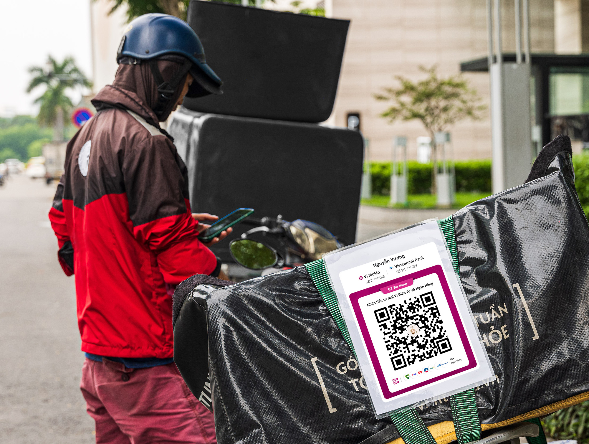 Mã QR Nhận Tiền Đa Năng trên MoMo được hưởng ứng tích cực từ nhóm người dùng làm các công việc đặc thù như giao hàng, bán hàng online - Ảnh: MOMO Nhiều người làm công việc giao hàng, bán hàng online cũng dùng mã QR để nhận tiền thanh toán - Ảnh minh họa: MOMO