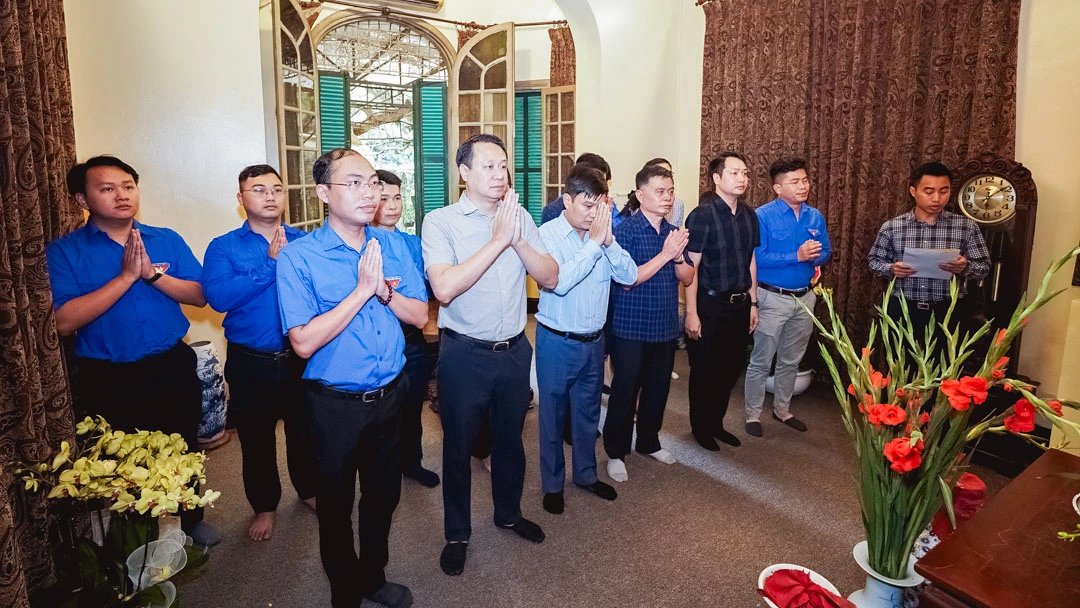 Đoàn Bộ GTVT dâng hương tưởng nhớ Đại tướng Võ Nguyên Giáp- Ảnh 1. Đoàn Bộ GTVT dâng hương tưởng nhớ Đại tướng Võ Nguyên Giáp- Ảnh 1.