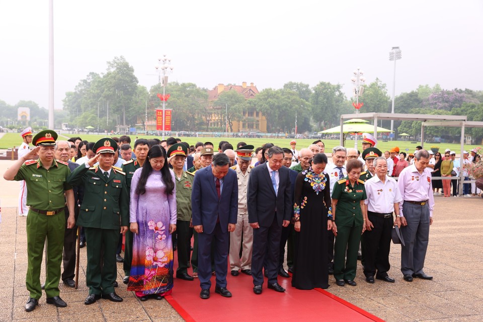 Đoàn đại biểu Thành ủy, HĐND, UBND, Ủy ban MTTQ Việt Nam TP Hà Nội vào Lăng viếng Chủ tịch Hồ Chí Minh.