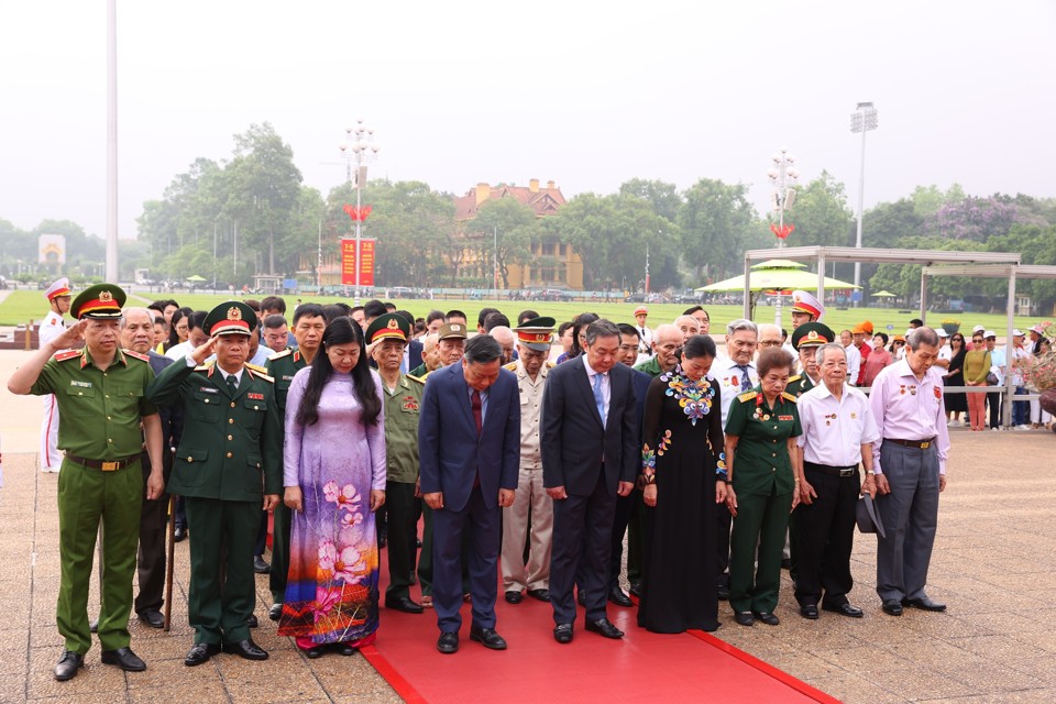 Đo&agrave;n đại biểu Th&agrave;nh ủy, HĐND, UBND, Ủy ban MTTQ Việt Nam TP H&agrave; Nội v&agrave;o Lăng viếng Chủ tịch Hồ Ch&iacute; Minh.