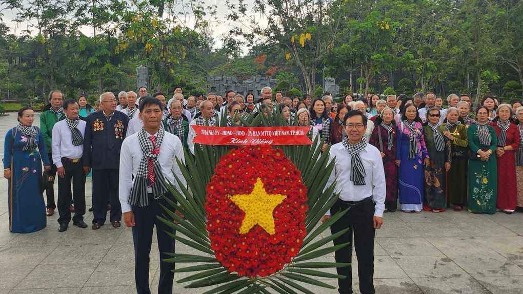 Đoàn khách đặc biệt về Côn Đảo tái hiện những màn tra tấn chày vồ, ma trắc - 1 Đoàn khách đặc biệt về Côn Đảo tái hiện những màn tra tấn chày vồ, ma trắc - 1