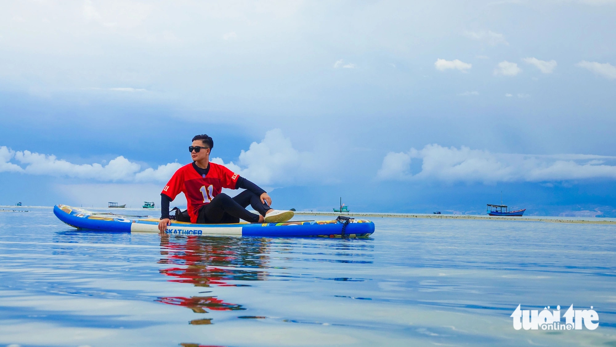 Khách du lịch ngồi sup chụp ảnh bên cảnh biển đảo Phú Quốc - Ảnh: CHÍ CÔNG