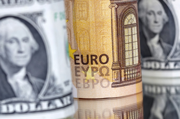 Euro được dự báo yếu đi nếu ECB giảm lãi suất trước Fed. Ảnh: Reuters