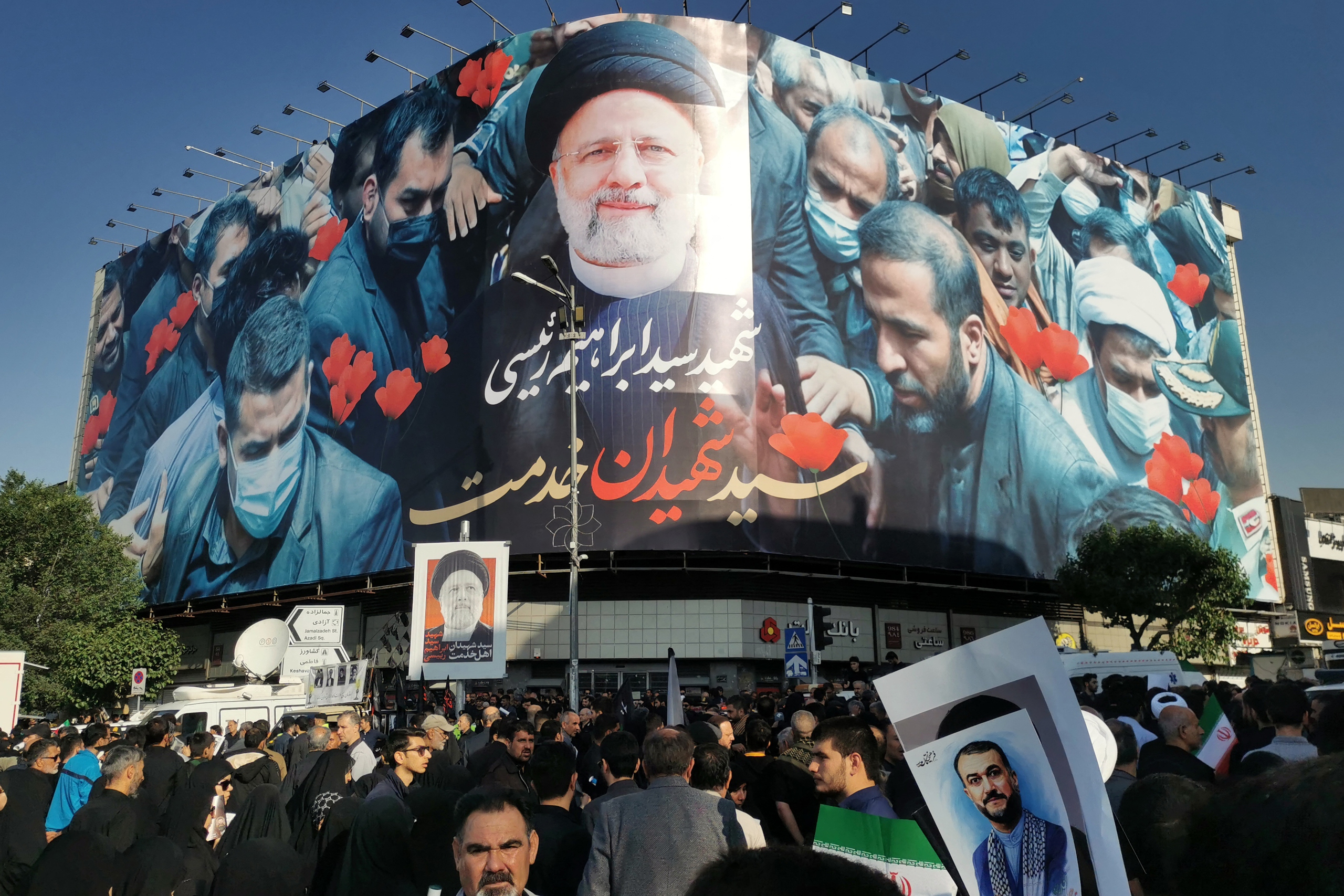 Dòng người đông nghẹt tại Tehran đưa tiễn cố Tổng thống Iran- Ảnh 1. Dòng người đông nghẹt tại Tehran đưa tiễn cố Tổng thống Iran- Ảnh 1.