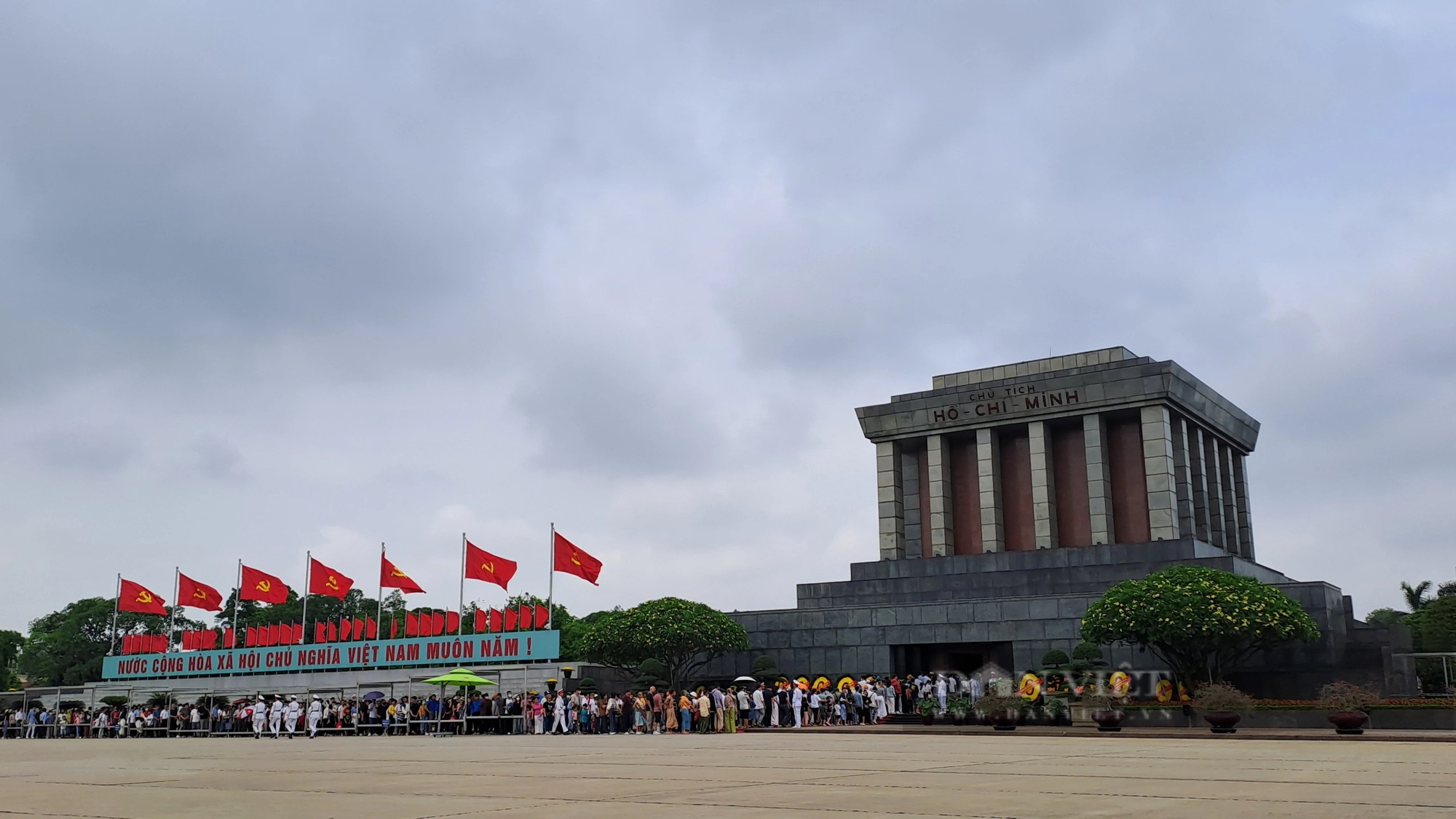 Dòng người xếp hàng vào Lăng viếng Chủ tịch Hồ Chí Minh sáng 19/5- Ảnh 1. Dòng người xếp hàng vào Lăng viếng Chủ tịch Hồ Chí Minh sáng 19/5- Ảnh 1.