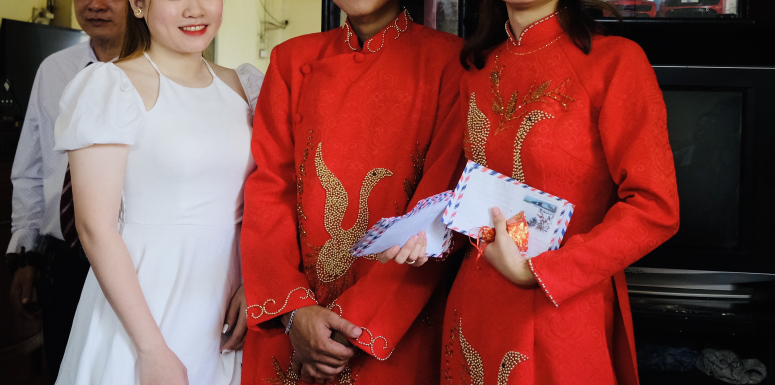 Dự đám cưới nên 'bung lụa' hay tránh lấn át cô dâu?- Ảnh 1. Diện trang phục thế nào khi dự đám cưới là chủ đề nhiều người quan tâm - Ảnh minh họa: MÂY TRẮNG
