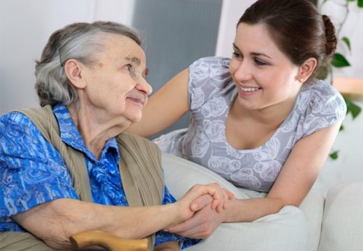 10 năm đi giúp việc cho người giàu, tôi phát hiện ra điểm chung 'đau lòng' của đời người: Dù giàu hay nghèo thì già cả cũng giống nhau 1 điều - Ảnh 1. 10 năm đi giúp việc cho người giàu, tôi phát hiện ra điểm chung 'đau lòng' của đời người: Dù giàu hay nghèo thì già cả cũng giống nhau 1 điều - Ảnh 1.