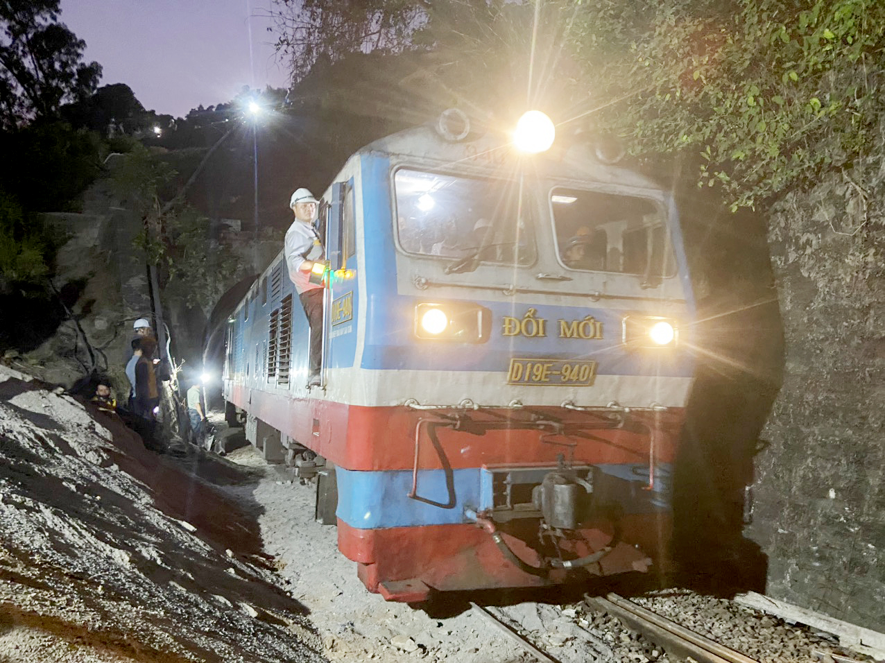 Chuyến tàu đầu tiên qua hầm đường sắt đèo Cả sau sự cố sạt lở- Ảnh 1. Chuyến tàu đầu tiên qua hầm đường sắt đèo Cả sau sự cố sạt lở- Ảnh 1.
