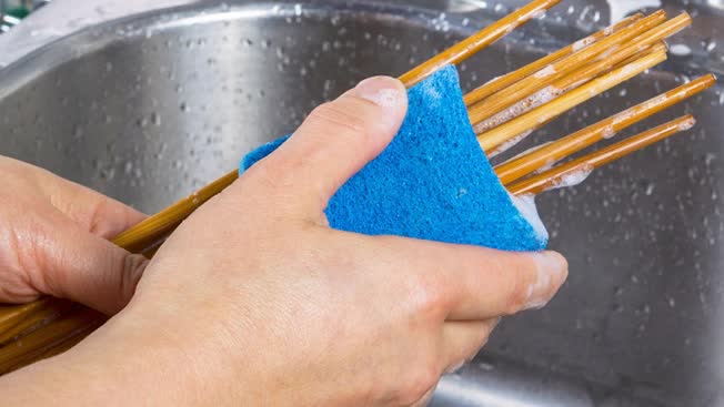 Đũa dùng sai cách sẽ thành 'ổ vi khuẩn' huỷ hoại sức khoẻ, từ loét dạ dày, bệnh gan đến ung thư đều có thể 'gõ cửa' - Ảnh 1. Đũa dùng sai cách sẽ thành 'ổ vi khuẩn' huỷ hoại sức khoẻ, từ loét dạ dày, bệnh gan đến ung thư đều có thể 'gõ cửa' - Ảnh 1.