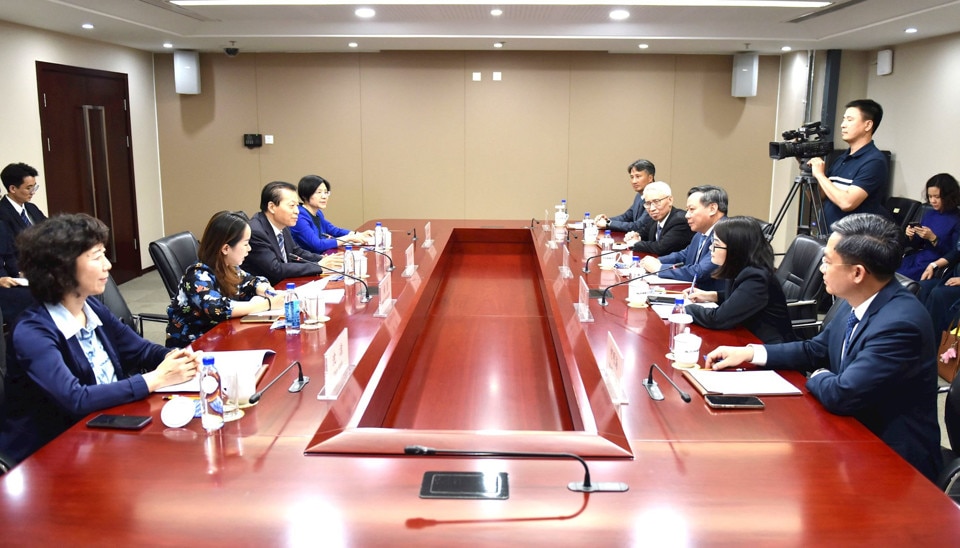 Đoàn đại biểu cấp cao TP Hà Nội hội kiến Ủy viên Trung ương Đảng, Phó Bí thư Thành ủy Bắc Kinh Lưu Vĩ. Ảnh: TTXVN