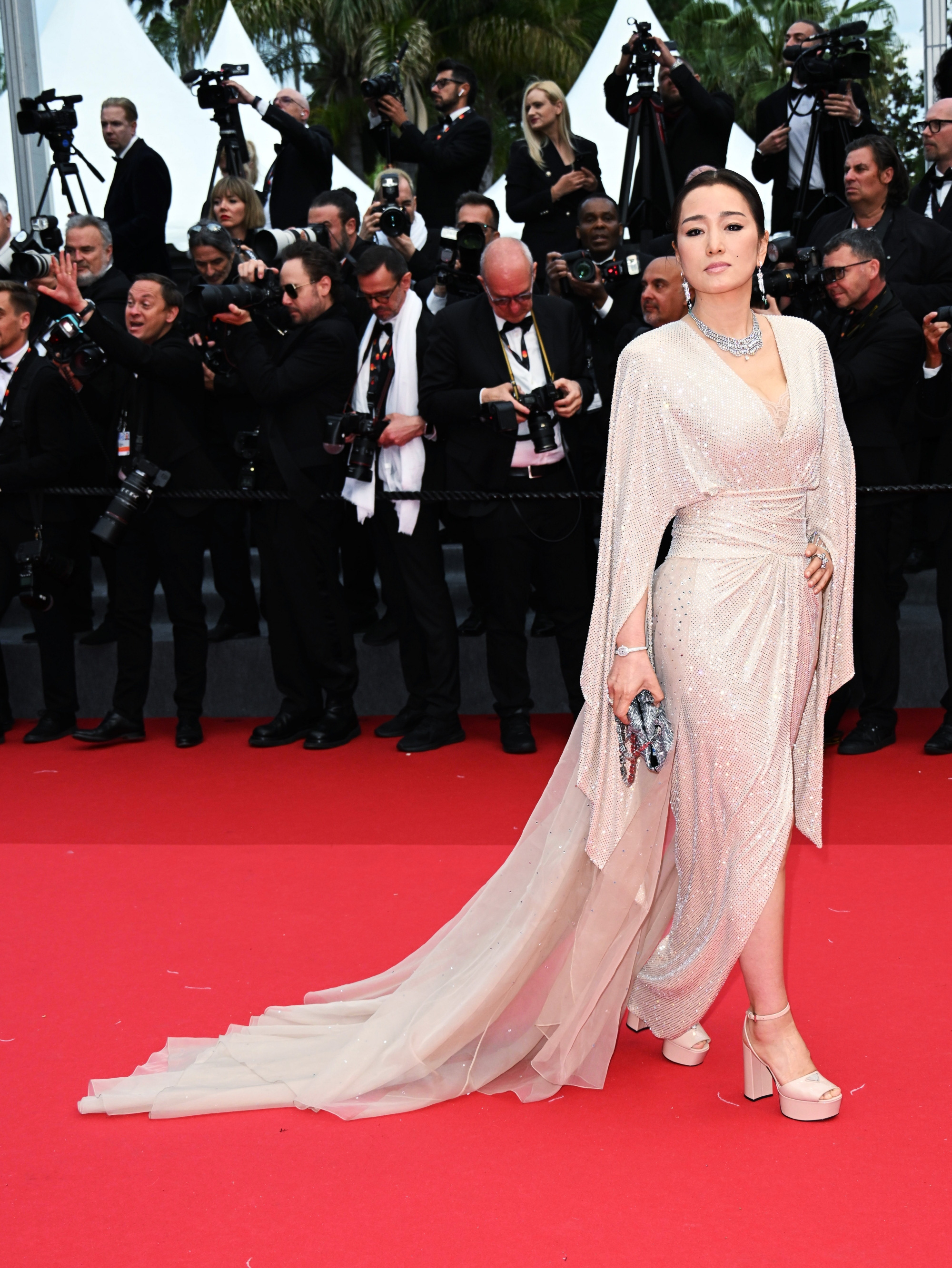 Là khách mời quen thuộc của liên hoan phim Cannes, Củng Lợi tiếp tục gây chú ý trên thảm đỏ khai mạc hôm 14-5 - Ảnh: Reuters Là khách mời quen thuộc của liên hoan phim Cannes, Củng Lợi tiếp tục gây chú ý trên thảm đỏ khai mạc hôm 14-5 - Ảnh: Reuters