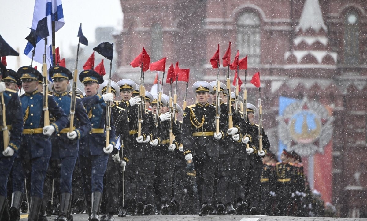 Duyệt binh dưới cơn mưa tuyết và cái lạnh 1 độ C ở Nga- Ảnh 1.
