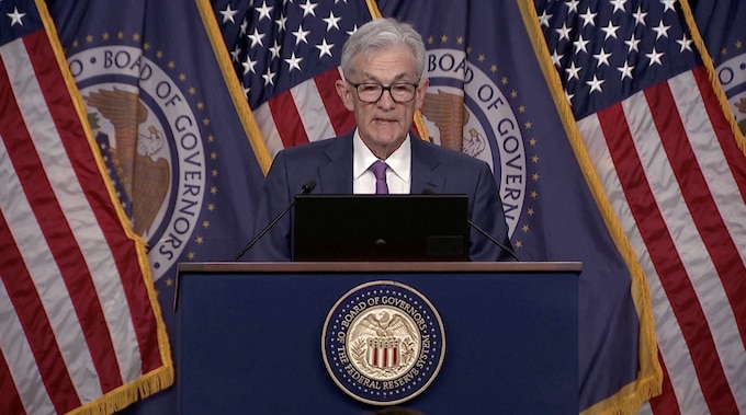 Chủ tịch Fed Jerome Powell phát biểu sau cuộc họp chính sách hôm 1/5/2024. (Ảnh cắt từ clip của Reuters)