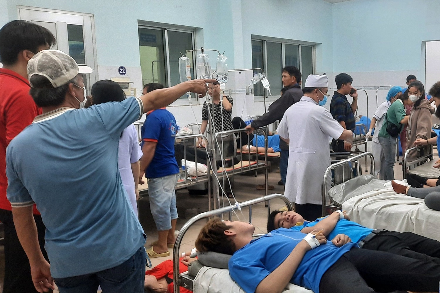 Gần 100 công nhân nhập viện theo dõi, điều trị sau bữa tối - Ảnh: NGUYÊN HƯNG