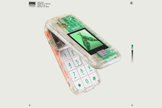 Mẫu sản phẩm nắp gập The Boring Phone vừa ra mắt gây bão. Ảnh: Hypebeast