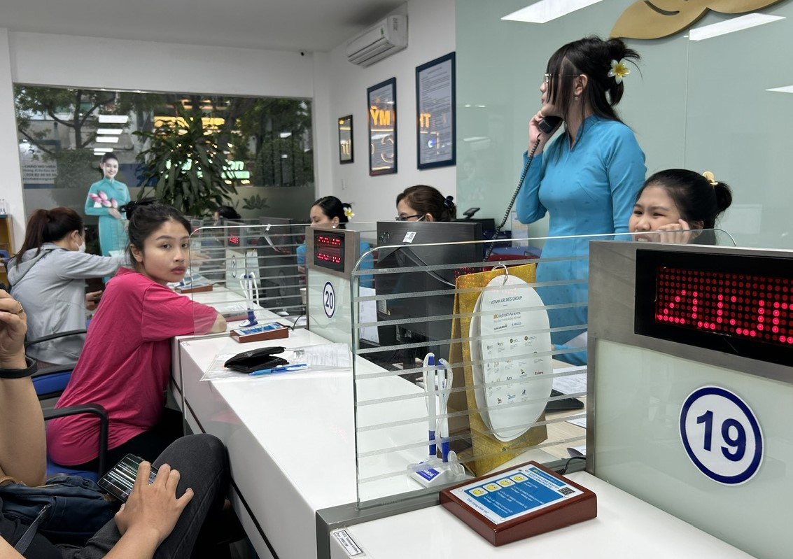 Hành khách mua vé tại một đại lý hãng bay ở TP.HCM - Ảnh: T.T.D. Hành khách mua vé tại một đại lý hãng bay ở TP.HCM - Ảnh: T.T.D.