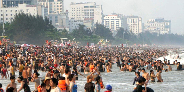 Giá vé máy bay cao nên chọn điểm du lịch gần- Ảnh 1. Bãi biển Sầm Sơn (Thanh Hóa) đông nghẹt du khách dịp 30-4 năm nay - Ảnh: HÀ ĐỒNG
