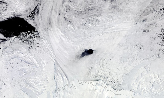 Lỗ hổng băng Maud Rise nhìn từ trên cao. Ảnh: Earth Observatory NASA