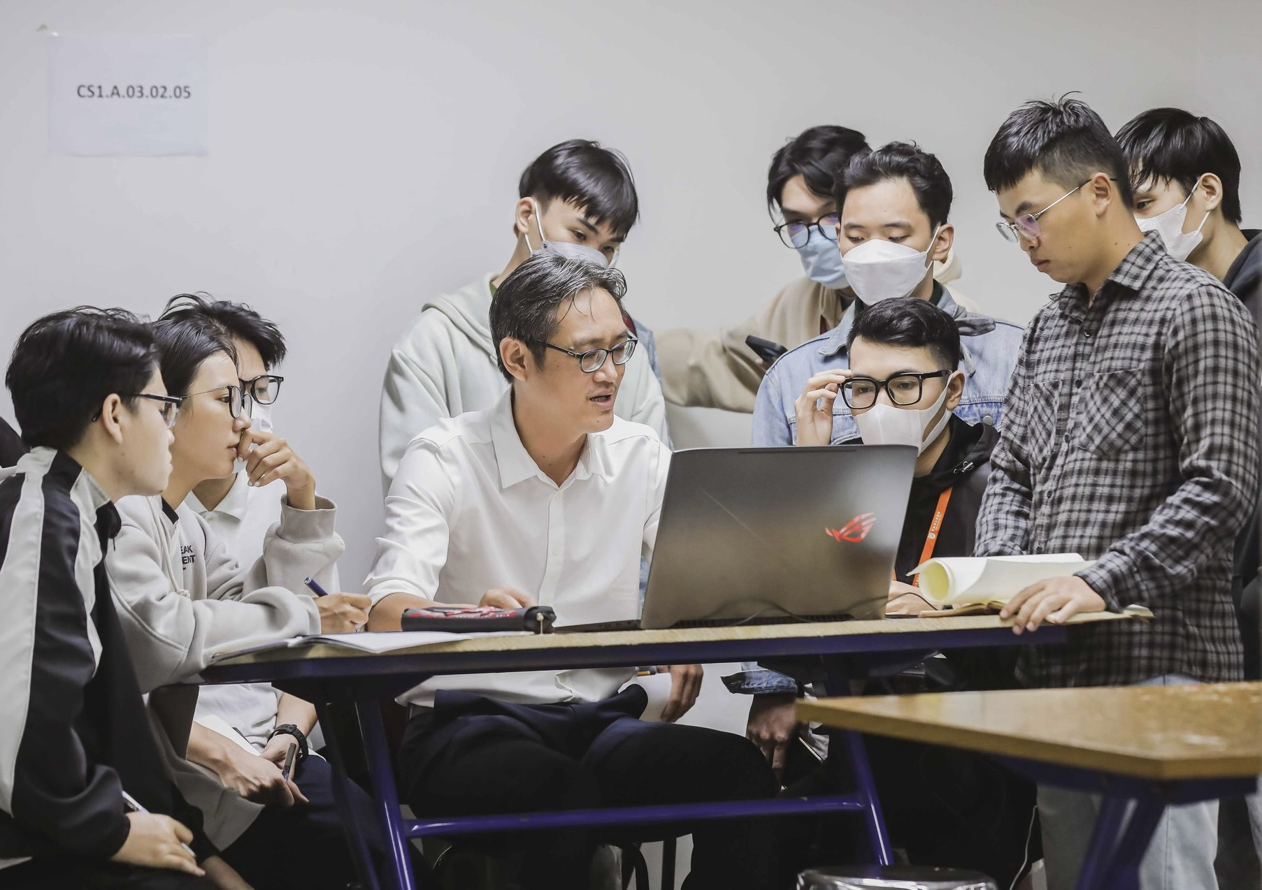 Giảng viên lý thuyết 'chê' giảng viên dạy thực chiến- Ảnh 1. Giờ học của sinh viên ngành kiến trúc Trường đại học Văn Lang luôn gắn với thực hành. Sinh viên thực hiện thiết kế, giảng viên góp ý, chỉnh sửa - Ảnh: N.T.