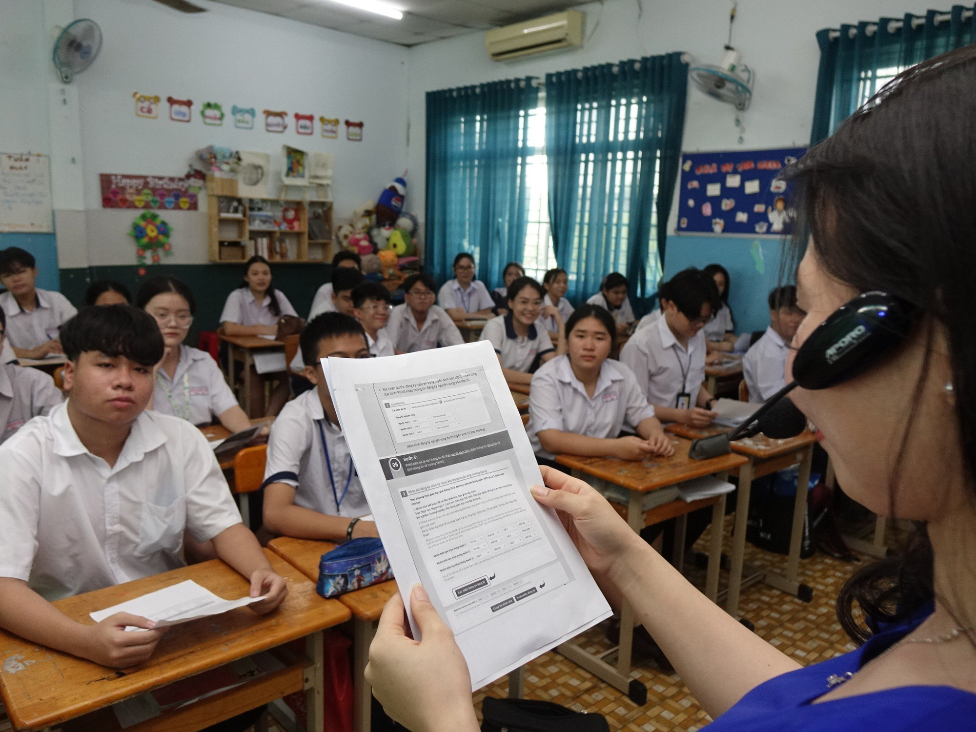 Giao lưu trực tuyến: Giáo viên chủ nhiệm lớp 9TC Trường THCS Sương Nguyệt Anh Q.8, TP.HCM đang hướng dẫn học sinh cách đăng ký trực tuyến tuyển sinh lớp 10 sáng 6-5 - Ảnh: NHƯ HÙNG