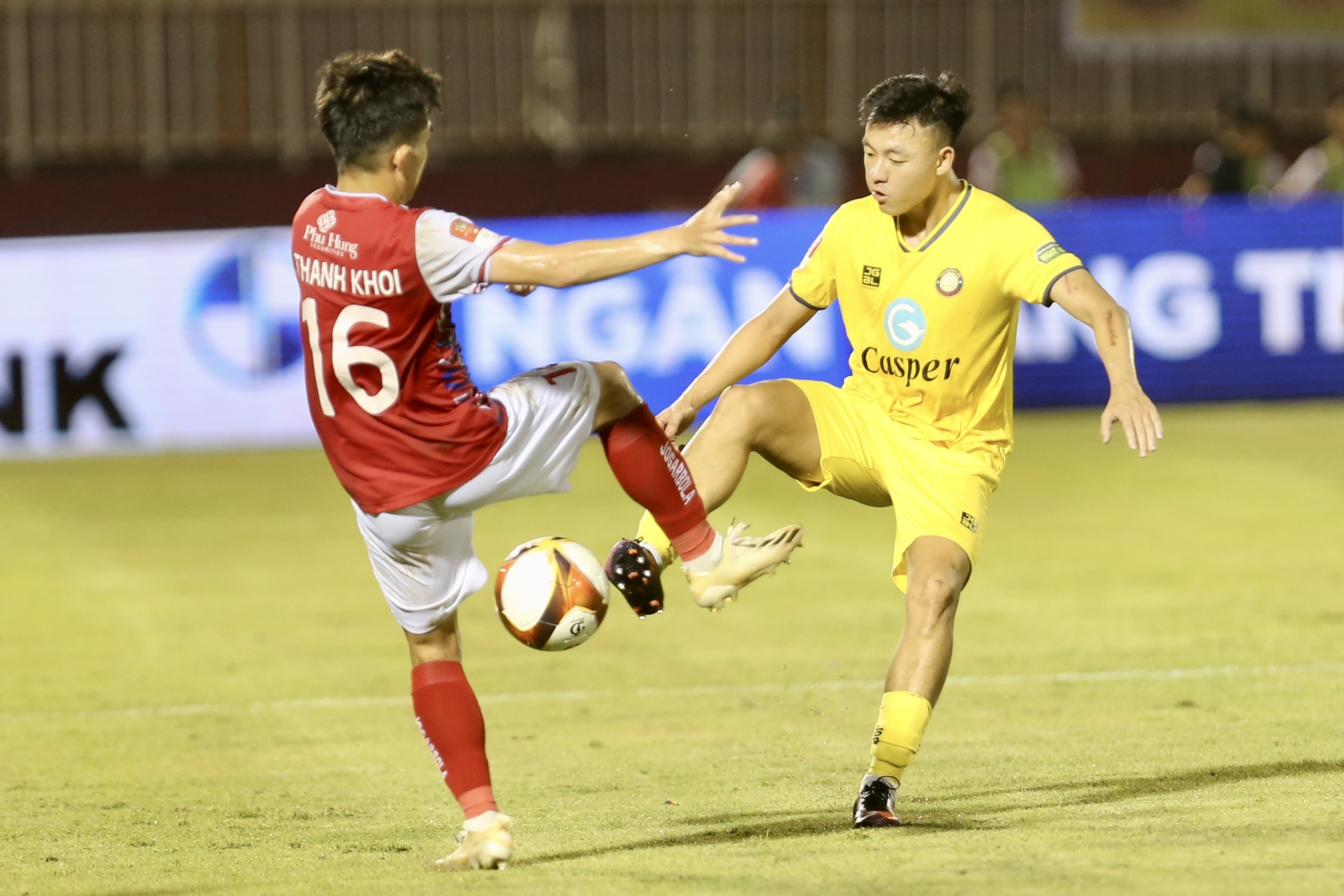 Lịch thi đấu, trực tiếp V-League hôm nay: HLV Povop và CLB Thanh Hóa đại chiến Bình Dương- Ảnh 1. CLB Thanh Hóa (phải) muốn đòi món nợ để thua CLB Bình Dương ở giai đoạn lượt đi