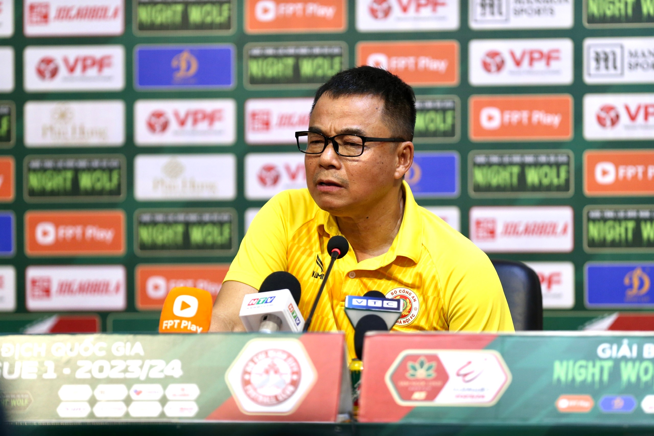 HLV Trần Tiến Đại cùng CLB Công an Hà Nội thua 2 trận liên tiếp, kể từ sau khi HLV Kiatisak bất ngờ từ chức